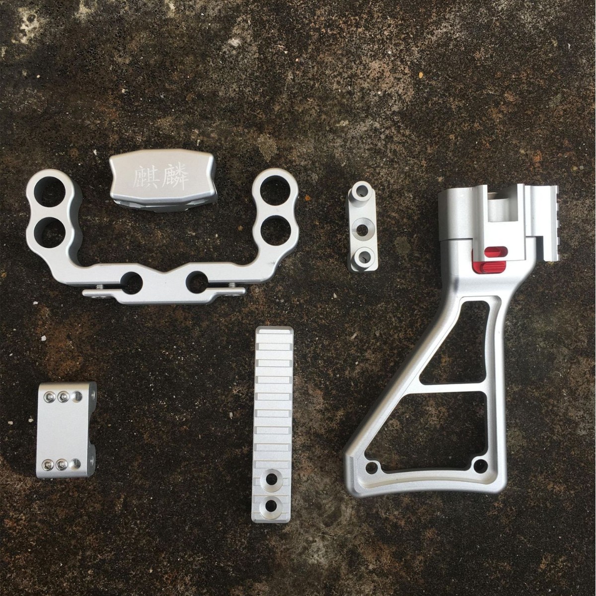 Authentic Qilin complete set of 12-bar tactical aviation aluminum alloy slingshot accessories - source manufacturer wholesale and dropshipping.