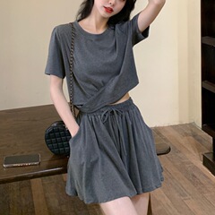2023年の大きいサイズの婦人服のゆったりした夏の服の新型の百合半袖の上着の女性のフランス式の広い足の半ズボンの2つのセット