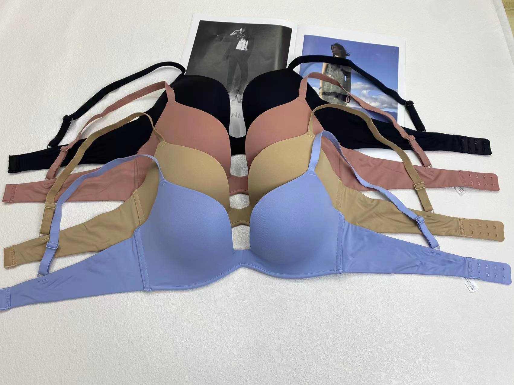 Cruzar la frontera del sudeste de Asia estilo japonés estilo francés cómodo push up francés triángulo taza de ropa interior sin costuras sujetador delgado de las mujeres sin anillo de acero