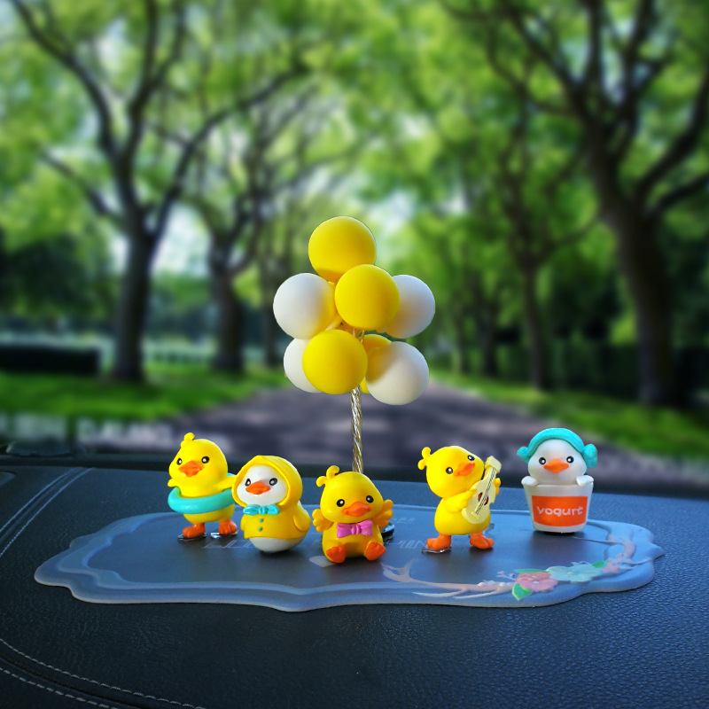 Nuevo adorno de coche creativo rojo neto dibujos animados pequeño pato amarillo adorno de coche consola central lindo lindo pato recto