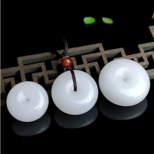 Натуральный белый нефрит безопасная пряжка простой оптовый продукт подлинный Синьцзян овечий жир белый золотой нефрит безопасная пряжка подвеска