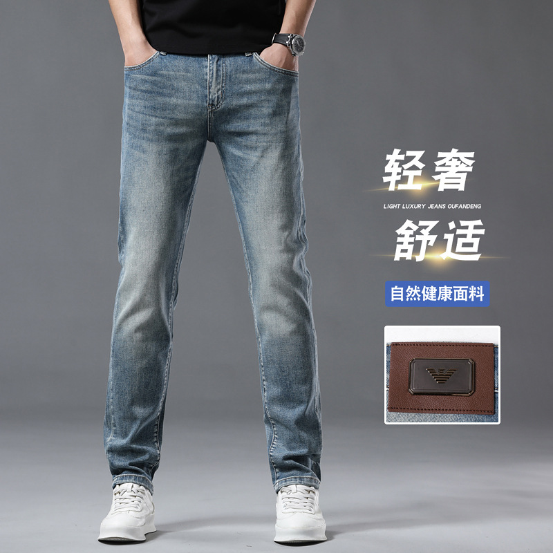 Lujo ligero de gama alta Europa primavera y verano 2025 nuevos jeans de algodón para hombres pequeños pantalones casuales elásticos rectos