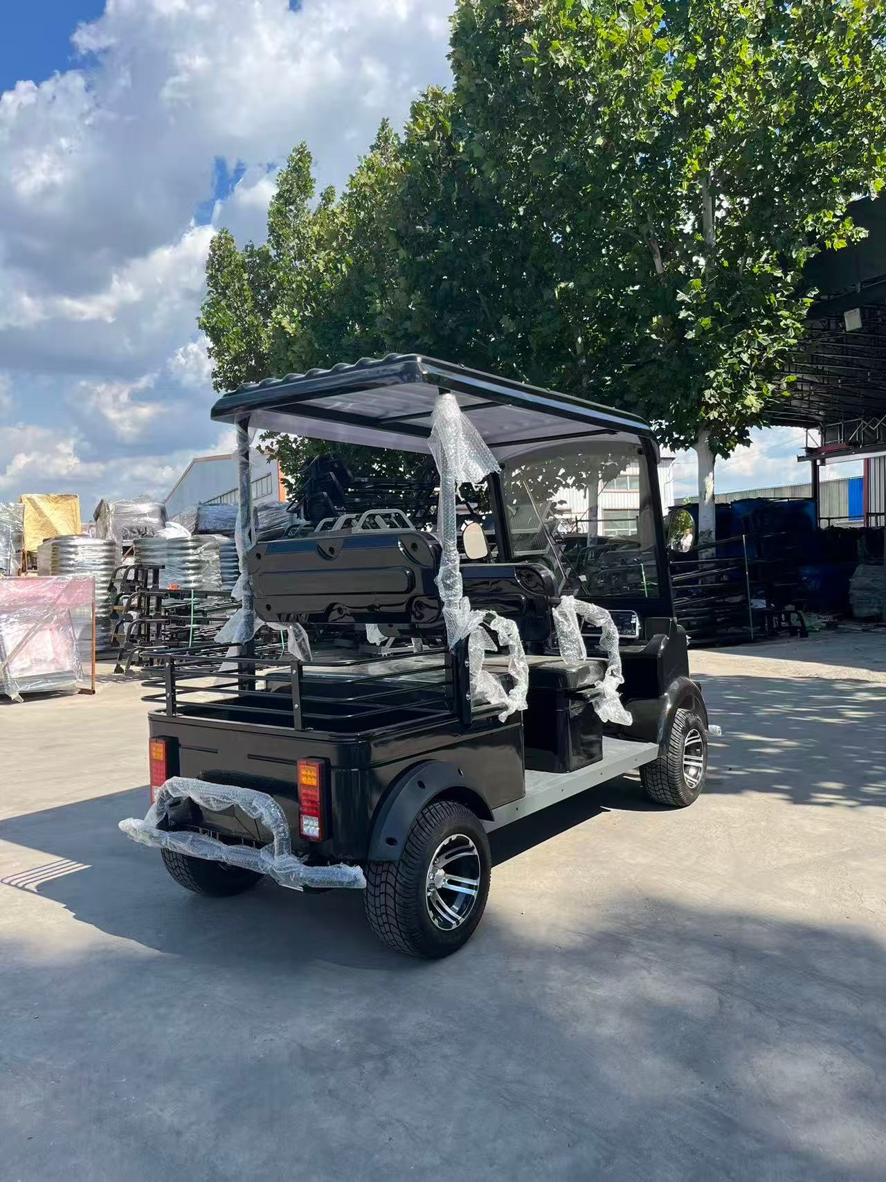 Electric four-wheeled vehicle for scenic sightseeing tours, customer pick-up and transportation, passenger-carrying electric vehicle with canopy, black