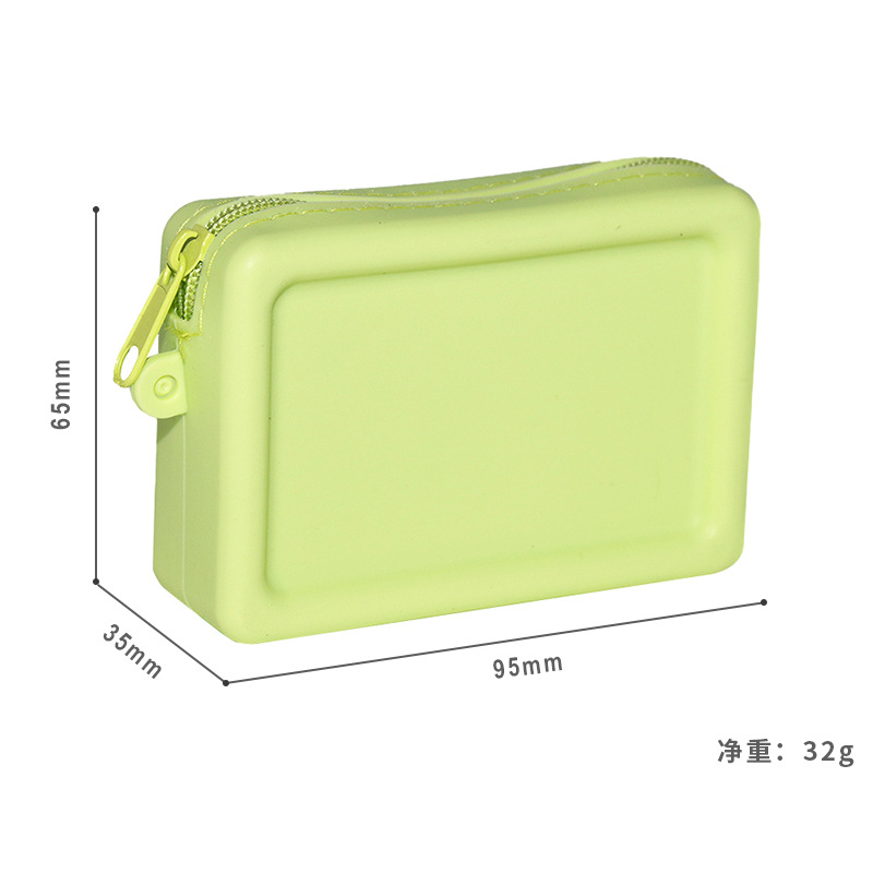 연한 녹색의 작은 사각형 가방