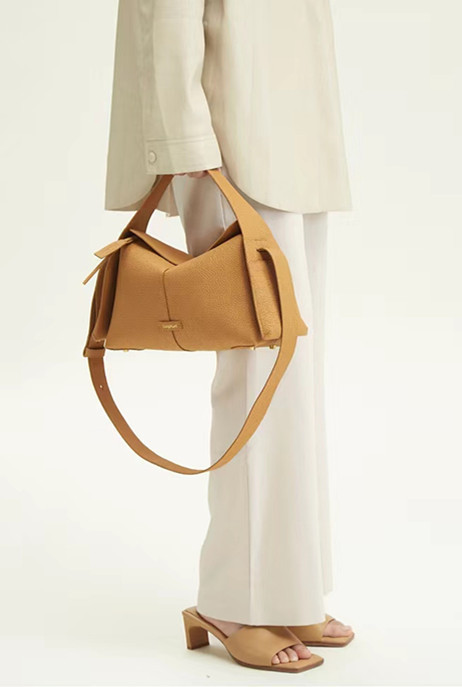 Mountain Down koos männist rippuvate kõrvadega seeria räästakujulised väikesed mitmekülgsed pendelrännakud kaldus risti õlaga käeshoitavad naistele_voghion.com