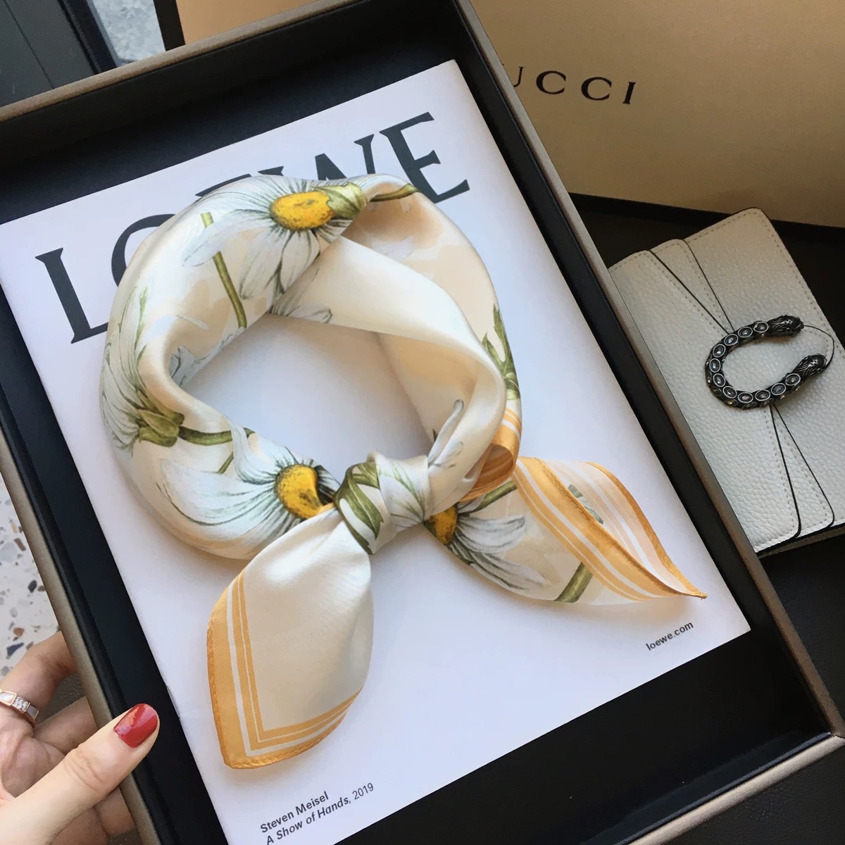 Primavera pequeña bufandas de seda ~ primavera y verano fresca sensación de reducción de la edad de las niñas coreanas pequeñas bufandas de seda de lujo ligero mujeres versátiles