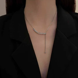 耳钉;项链;胸针
