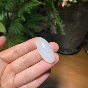 Hetian jade suet jade egg noodles, ice bottom fluorescent, white and delicate, can be inlaid as pendants, size 35