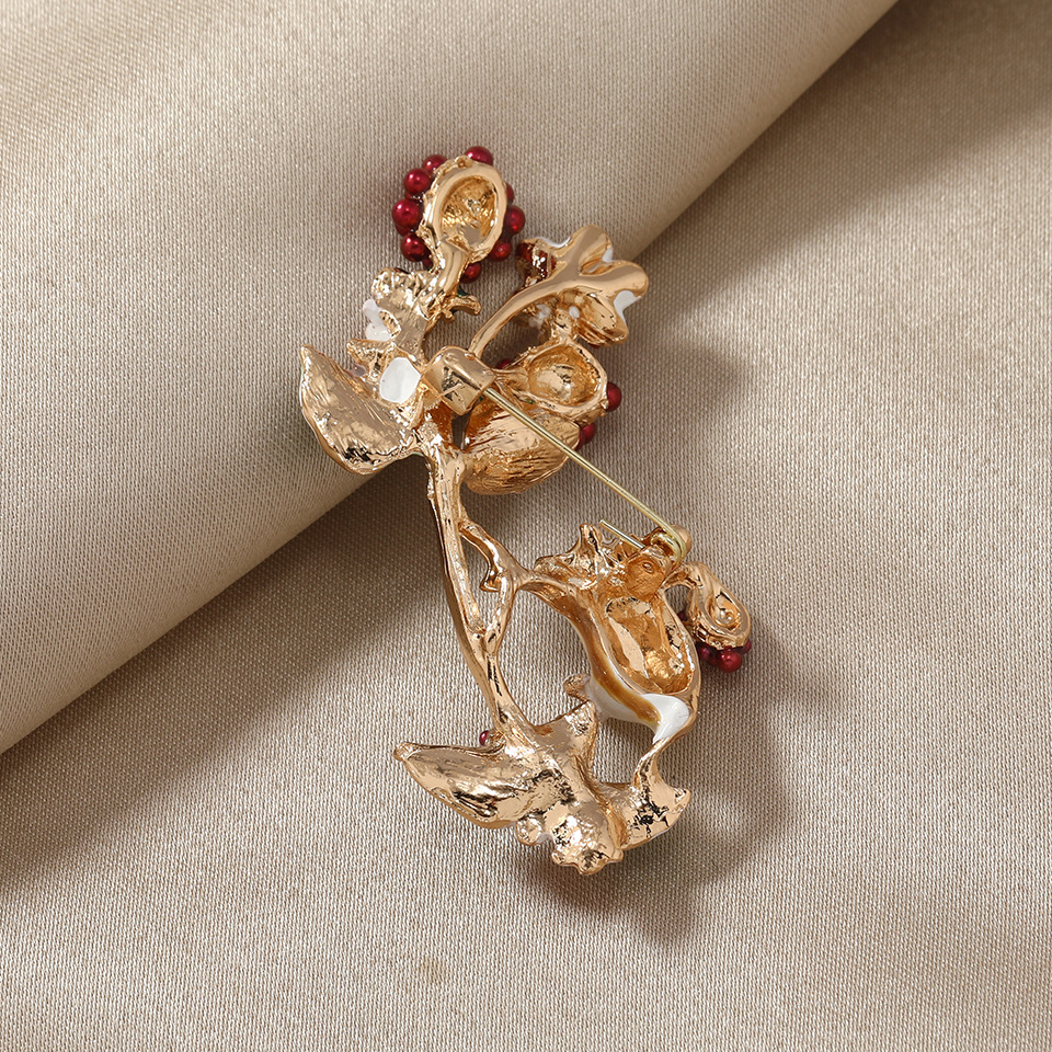 Estilo coreano creativo lindo ratón pin ropa ardilla robando fruta fresca cardigan anti-exposición suéter hebilla broche