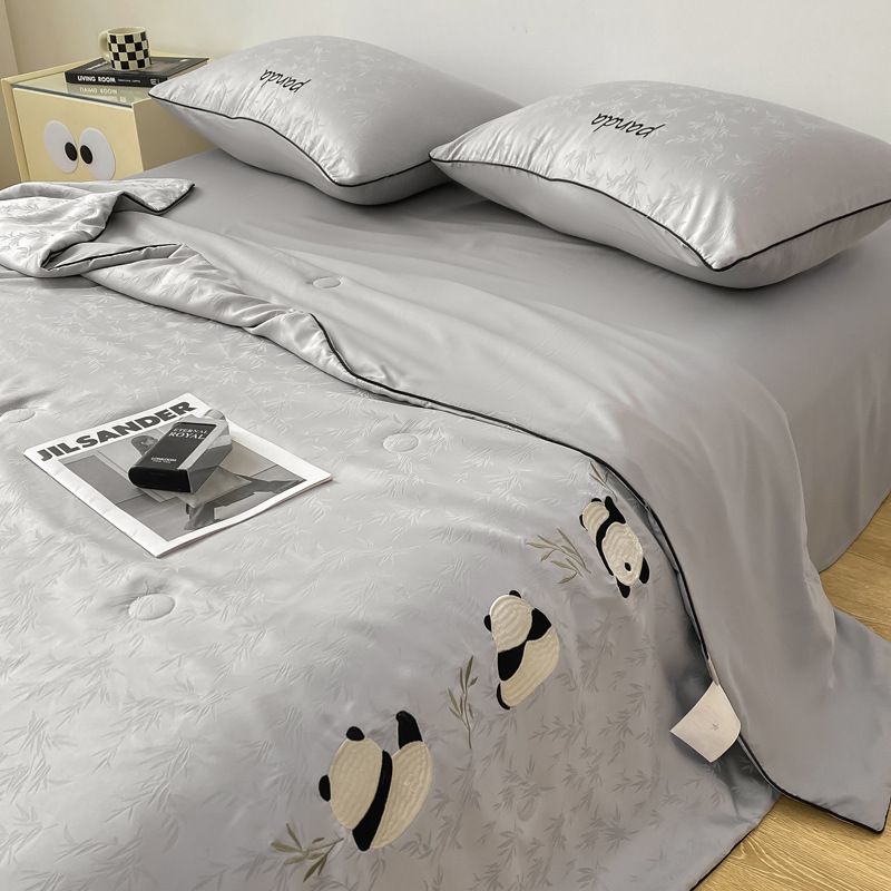 Edredón de verano de seda de hielo de lujo ligero 2025 nuevo edredón de aire acondicionado bordado lavable a máquina edredón fino edredón fresco de verano juego de cuatro piezas