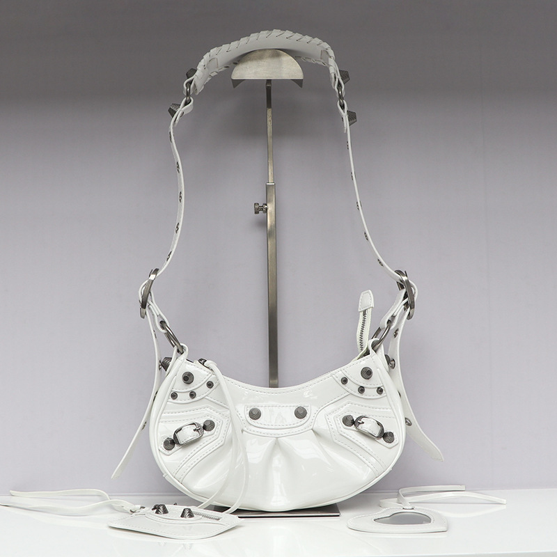 Bolso de locomotora de remache Le Cagole de alta calidad dulce y fresco chica caliente tres en uno bolso de media luna plisado de cuero bolso de axila