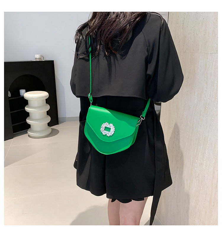 Borsa a tracolla singola con tracolla a triangolo alla moda alla moda 2024, nuova borsa da donna versatile con diamanti color caramella_voghion.com