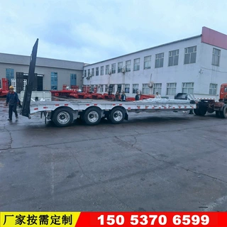 厂家按需定制 13米低平板半挂车 液压爬梯半挂车 挖掘机拖车盘子