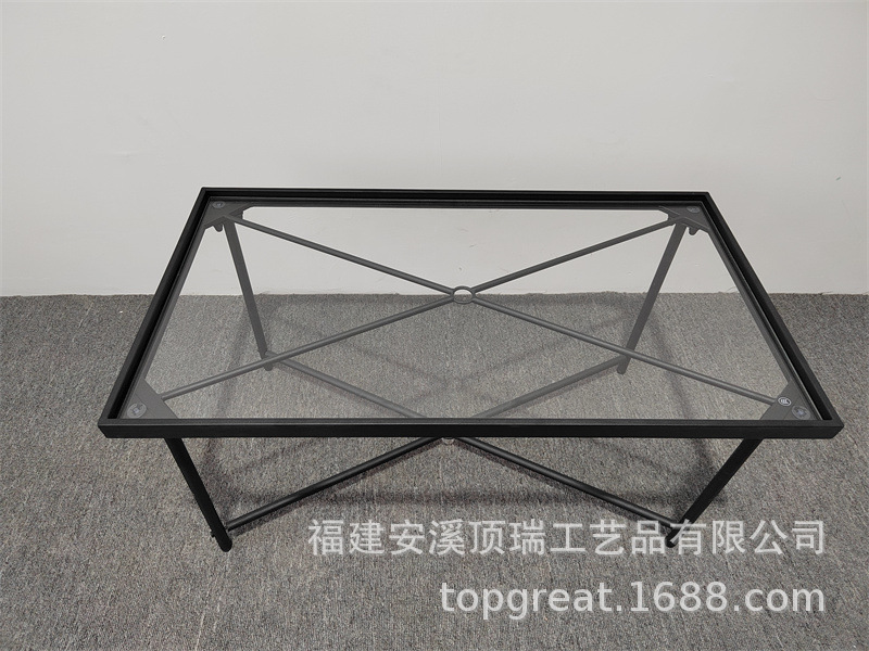 유리 테이블이 있는 철제