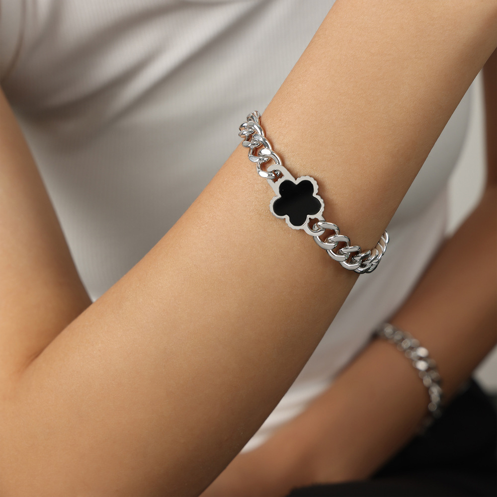 Flor de cinco hojas de la Reina Madre con incrustaciones de collar de diseño de acero de titanio chapado en oro de 18 quilates todo partido pulsera de cadena gruesa traje de joyería