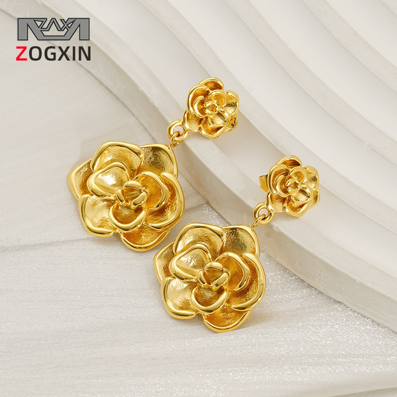 Europa y América de estilo femenino de oro 18K de acero inoxidable colgante de rosa pendientes de moda de alta calidad personalidad pernos de flores al por mayor