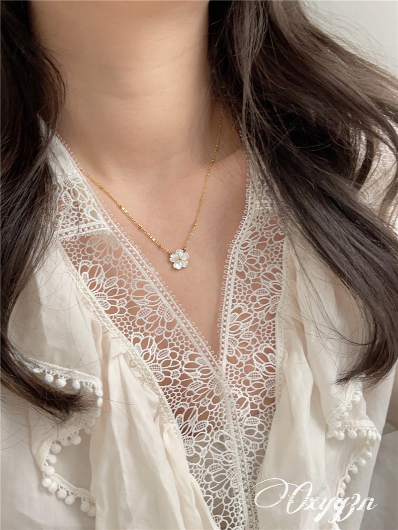 Flower Pattern Sweet Flower Titanium Steel Plating Shell 18k Gold Plated Pendant Necklace