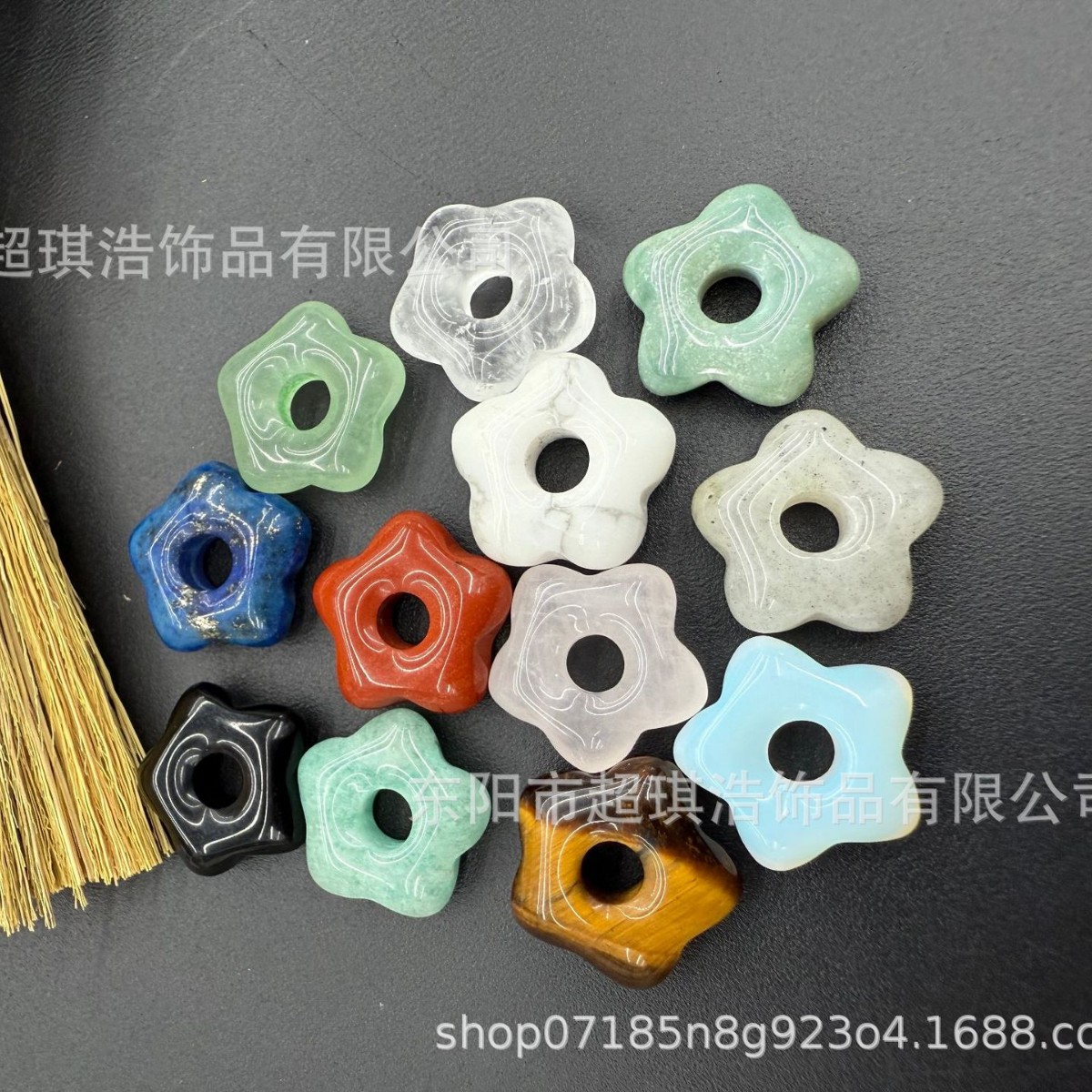15mm Natural Stone Crystal Pendant, Natural Stone Crystal Hollowed-out Five-Petal Flower Pendant Jewelry Necklace Pendant Accessories