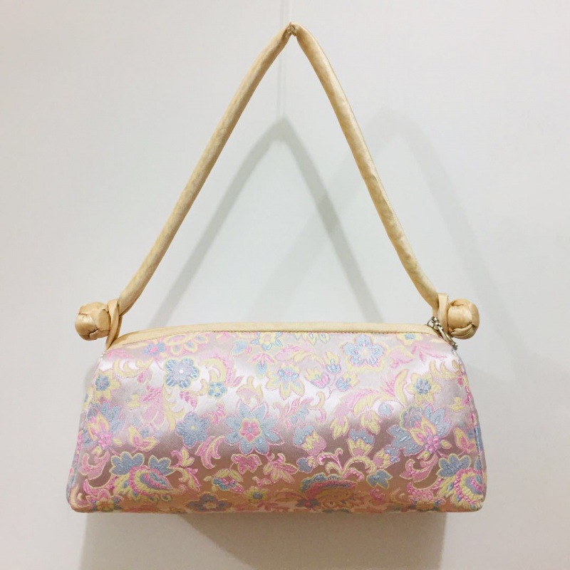 흰색 배경 핑크 열린 미소 꽃