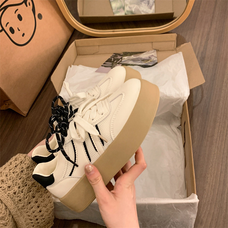 Zapatos blancos con suela gruesa zapatos deportivos casuales de mujer 2026 nuevos zapatos de mujer de verano súper caliente y versátiles zapatos de skate casuales