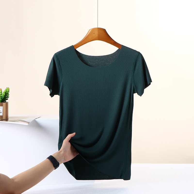 ネジのモーダルラウンドネック半袖tシャツを着ています。女性は夏にスリムに見えます。|undefined