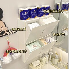 トイレのおばさんのタオルを入れて、生理用ナプキンを入れます。