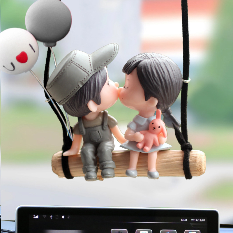 Colgante de coche Accesorios colgantes de coche Pareja Muñeca de dibujos animados Coche espejo retrovisor creativo Colgante Productos de interior de coche