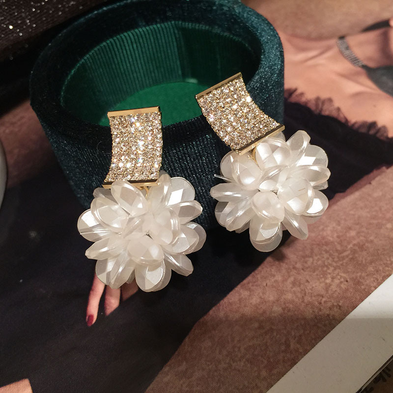 Pendientes De Flores Blancas De Resina De Diamantes De Moda display picture 6