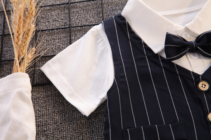 竖条领结背带套装