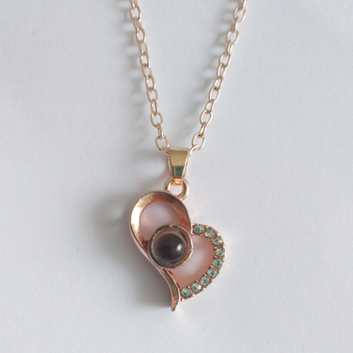 Heart-shaped projection necklace