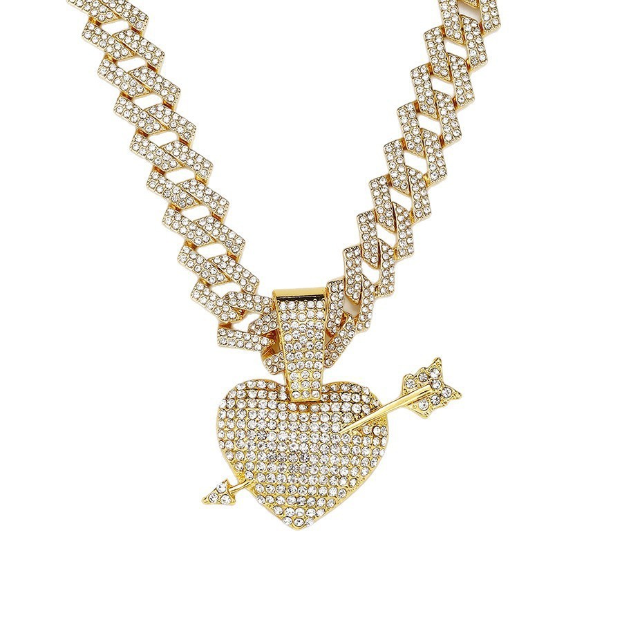 Europa y los Estados Unidos venden calientes transfronterizos de diamante completo una flecha penetración de aleación colgante de collar de amor para hombres joyería colgante