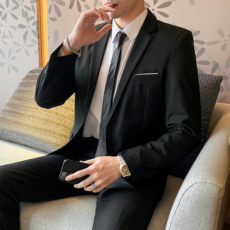 Traje negro de un botón con corbata