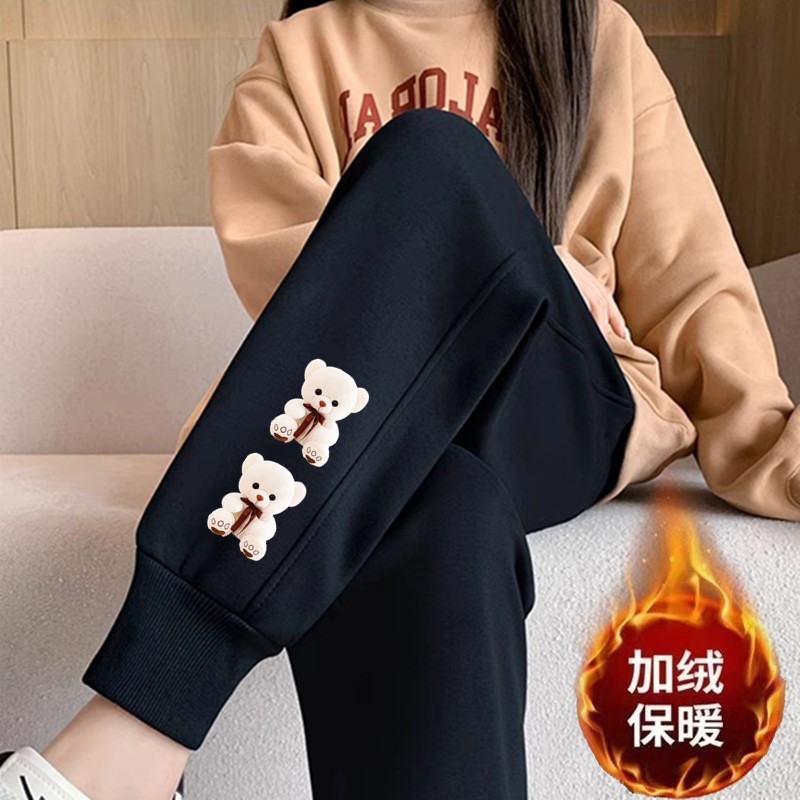 두 개의 백곰 나사 입이 있는 검은색 바지와 벨벳