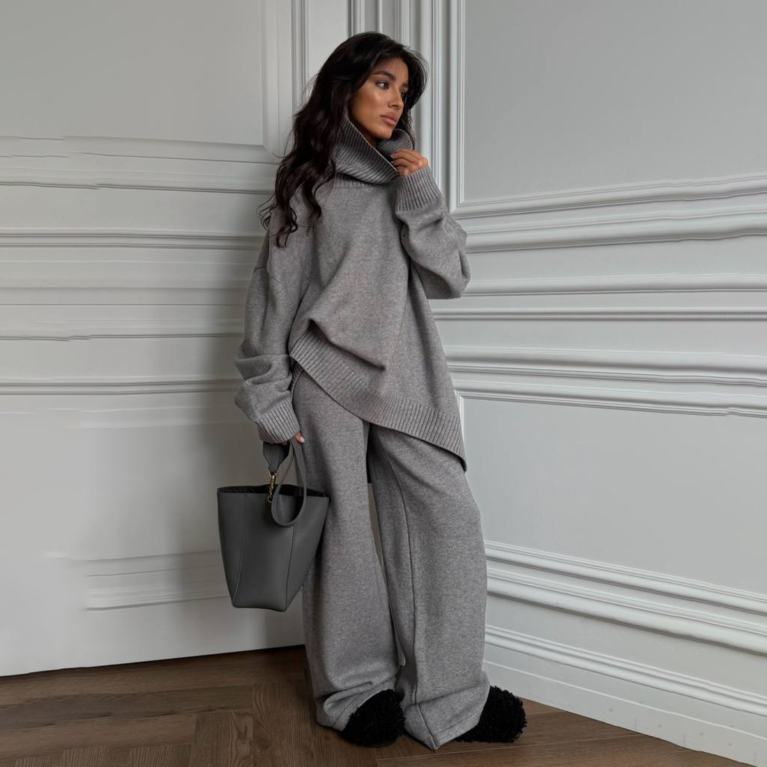 Completo composto da maglione oversize con collo alto e pantaloni larghi e fluidi - Completo due pezzi morbido da donna per autunno inverno in grigio, marrone e beige | S/M/L_voghion.com