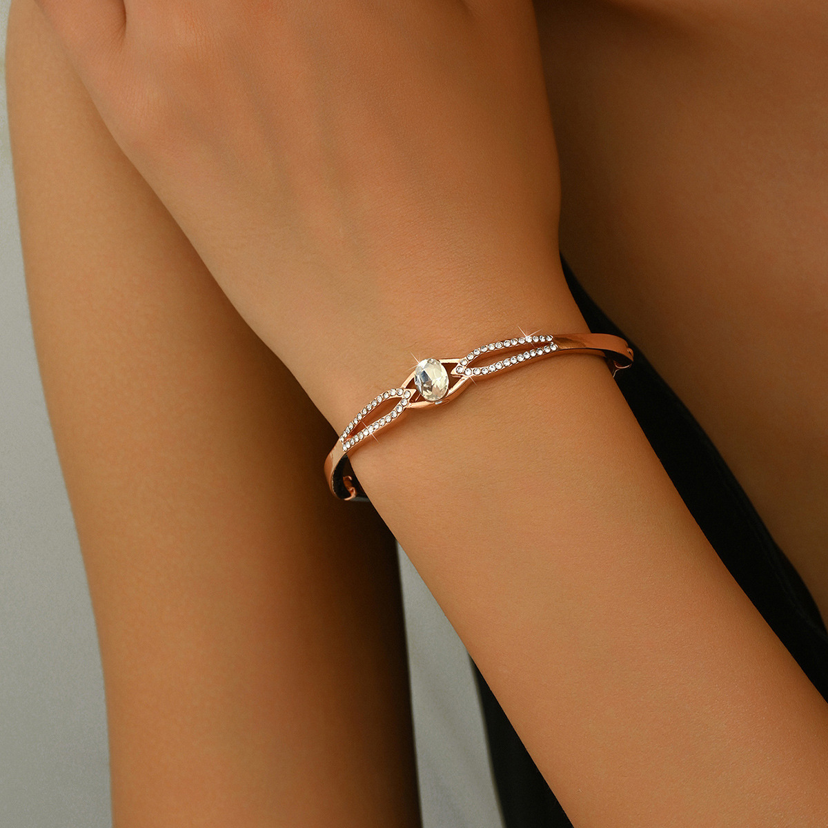 Pulseras de diamantes de arco superbrillo pulseras de estilo ligero de lujo pulseras de alta calidad temperamento joyas versátiles