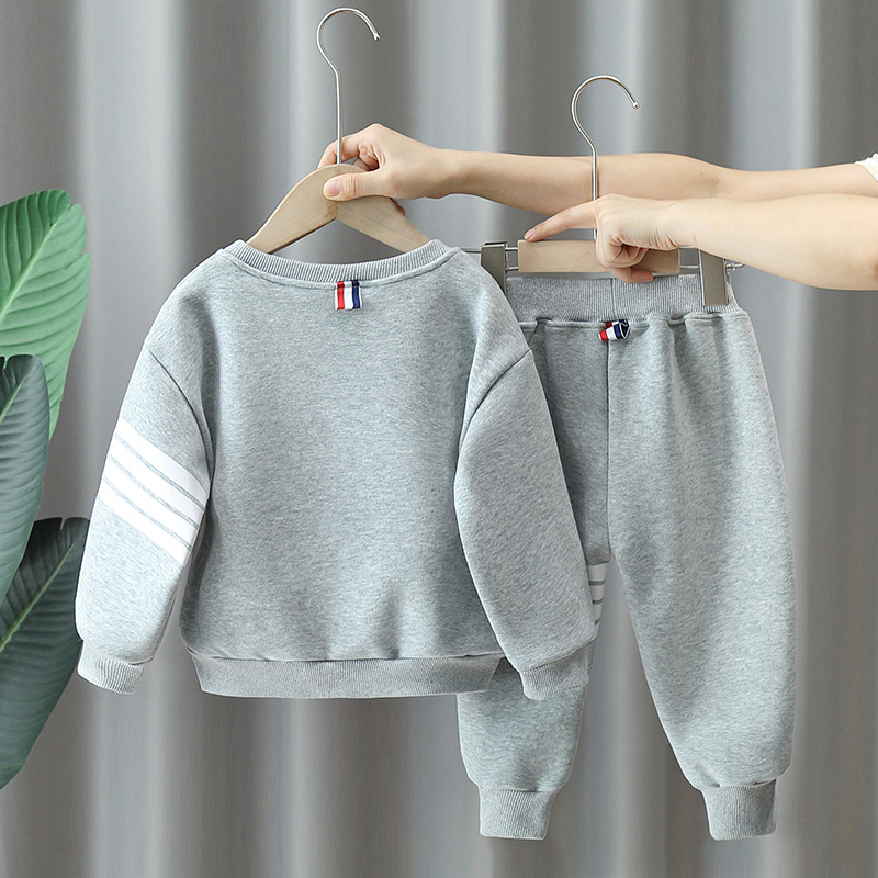 4395 traje de suéter de terciopelo todo en uno para niños modelos de otoño e invierno 2025 nueva ropa de invierno para niños guapos ropa para niños marea deportiva para niños