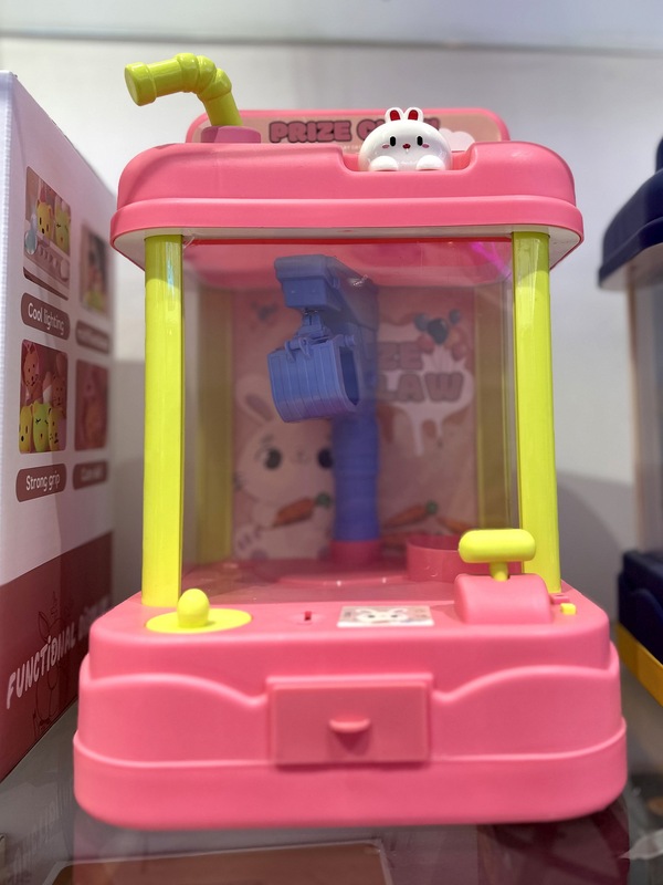 六一子供の日にミニで子供を捕まえます。小型家庭用の子供用の大きいサイズの子供用のおもちゃを挟んで、子供の卵をひねります。|undefined