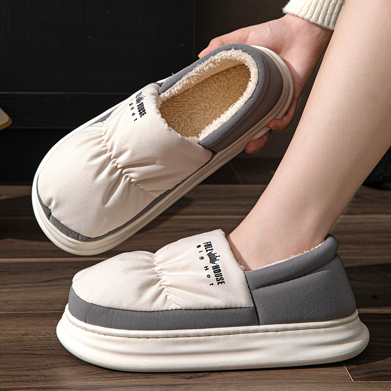Nuevas zapatillas gruesas de algodón de invierno 2024 con tacón para hombres, parejas, ropa interior cálida para exteriores, zapatos de algodón para mujeres