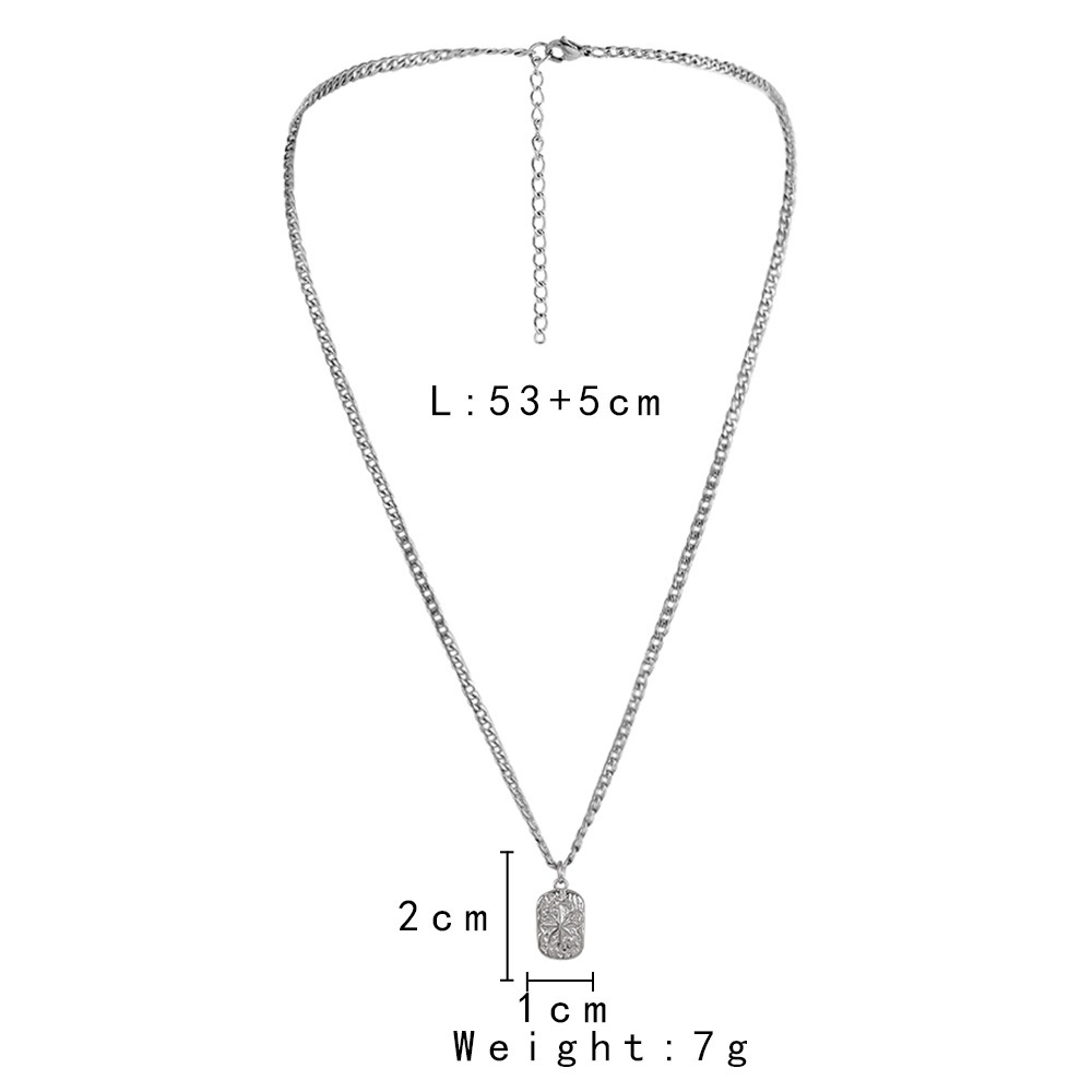 Collar con colgante cuadrado de plata para hombres, con una cadena de plata y un colgante rectangular con un intrincado diseño grabado.