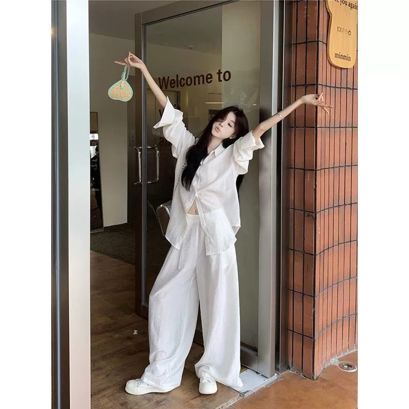 Летний костюм-двойка 2025 года: элегантная рубашка средней длины и широкие брюки в пол с высокой талией