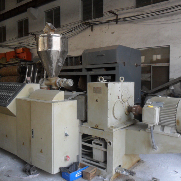 出售二手锥形型材挤出机。二手80塑料板材挤出机。二手锥形挤出机