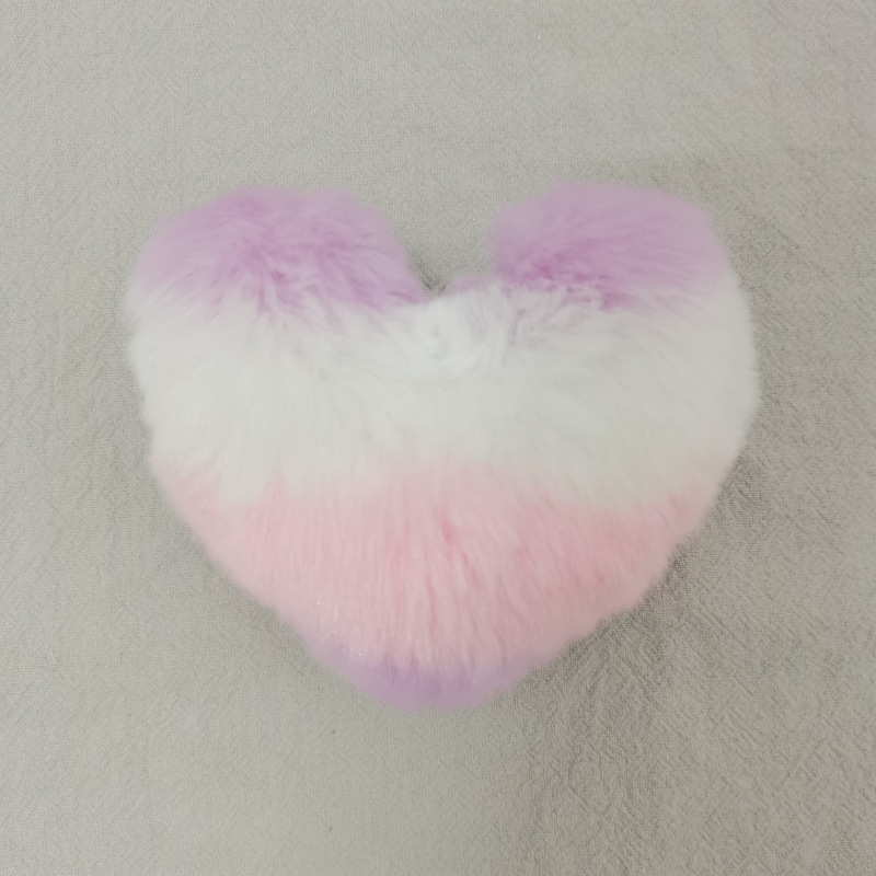 メーカーの現物のぬいぐるみのハート型のキーホルダーの部品8*9cmの毛玉