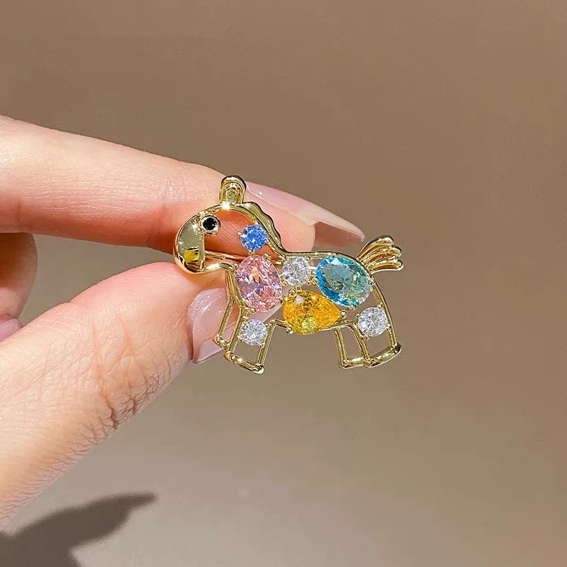 Broche Exquisite Hollow Pony 2025, nouveau modèle unisexe, design personnalisé, année du Cheval, accessoire de mode_voghion.com
