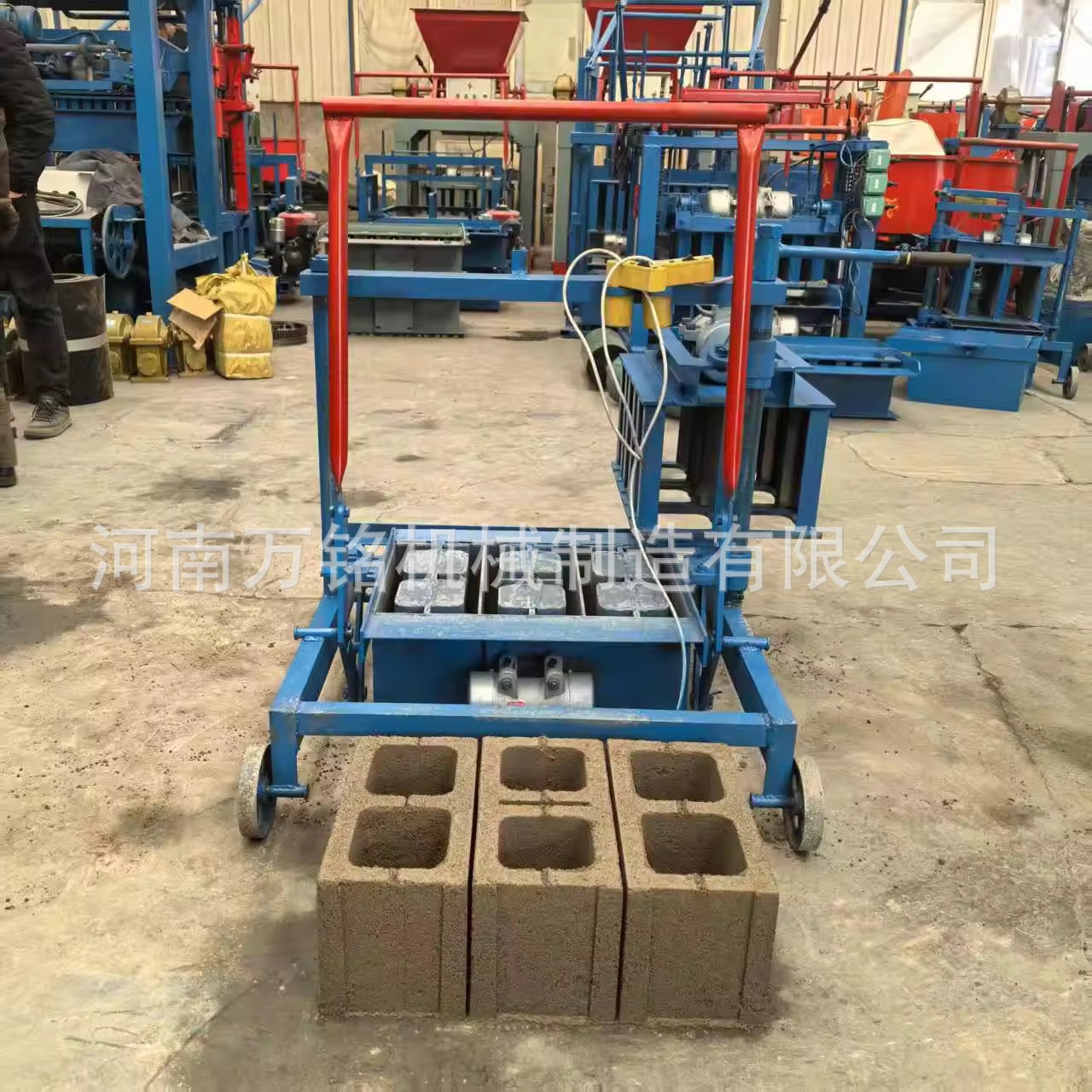 Máquina de bloques huecos inclinados de tres bloques