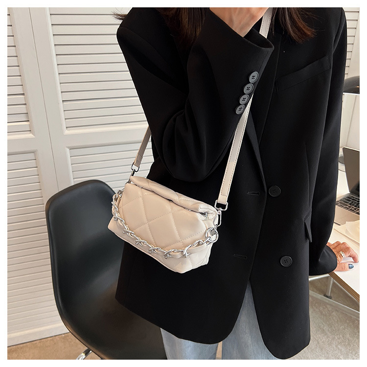 Fashion Lingge Chain Square Magnetic Buckle Square Bag display picture 4