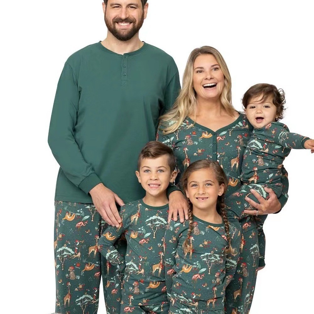 Ropa para padres e hijos para una familia de tres o cuatro modelos de primavera y otoño 2024 nuevo traje de Navidad de algodón para madre e hijo y mujer pijamas