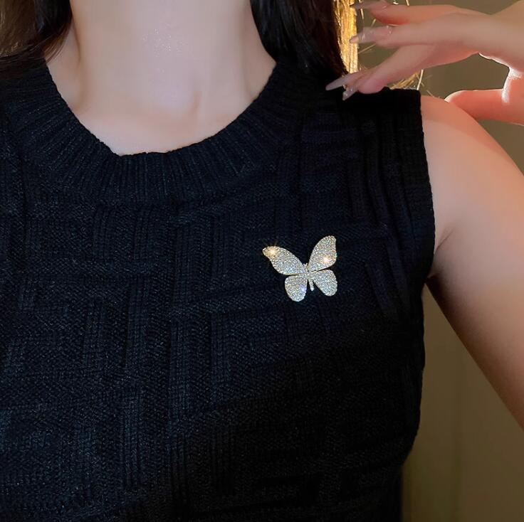 Nuovo design da donna con spilla a farfalla con diamanti flash, spilla con piccolo abito, accessori squisiti, spilla a forma di insetto_voghion.com