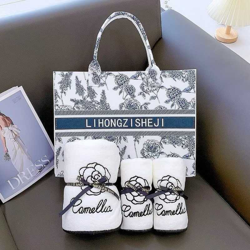 Camellia Coral Velvet Bath Towel Three-Piece Set, Absorbent and Quick-Drying, Paired with a Felt Bag, High-End Gift Set Camellia Coral Velvet Bath Towel Three-Piece Set, Absorbent and Quick-Drying, Paired with a Felt Bag, High-End Gift Set