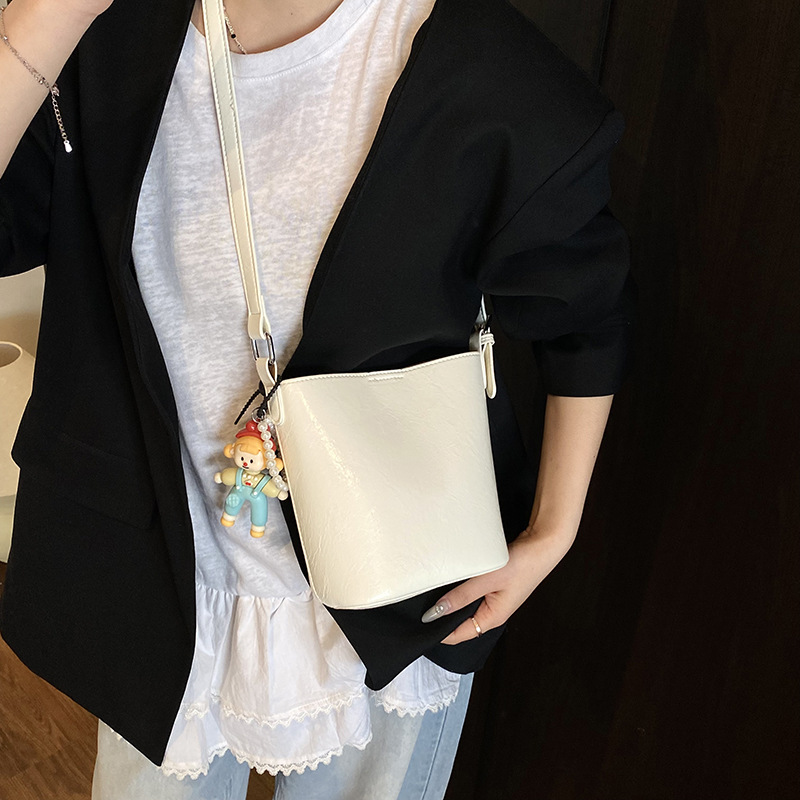 Bolso de cubo de tendencia simple y de alto nivel para mujer 2025 nuevo bolso de hombro casual de moda bolso de mensajero de cercanías