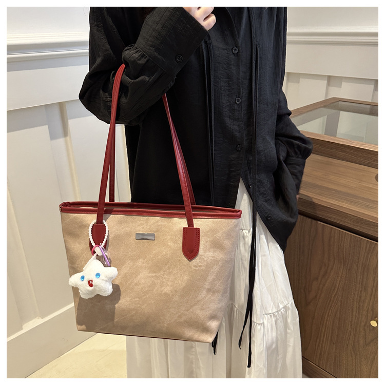 Wholesale of new large-capacity, simple and fashionable casual commuter single-shoulder bags and women's underarm bags for the summer of 2024 in foreign trade undefined